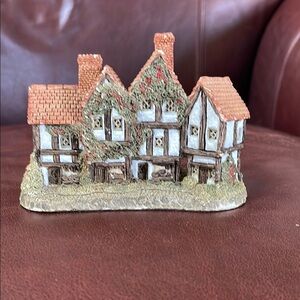 David Winter “The Apothercarys Shop” Charming Miniature Tudor House Figurine